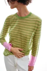 Jersey de punto fino con cuello redondo y manga larga, diseño a rayas horizontales en tonos verdes con puños en contraste de color rosado.