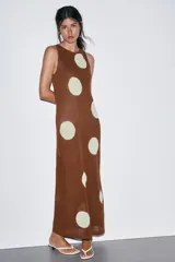 Vestido largo de punto marrón con cuello redondo y sin mangas, con estampado de lunares grandes en color crema.