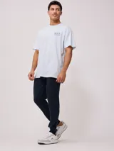 Pantalón deportivo tipo jogging color negro, con cintura elástica ajustable con cordón y logo de la marca en la pierna. Confeccionado en 60% algodón y 40% poliéster.