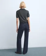 Jeans de tiro medio con diseño de corte recto y holgado, confeccionados en denim azul oscuro con costuras en contraste.
