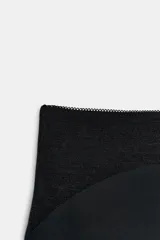 Shorts de tiro alto color negro confeccionados en hilatura con poliamida, con detalle de combinación de tejidos a tono.