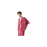 Camisa de manga corta tipo pijama, color rojo con rayas verticales finas, cuello cubano, cierre frontal con botones y dos bolsillos delanteros aplicados. Cuenta con el logotipo de la marca bordado en el pecho.