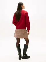 Buzo Tommy Hilfiger rojo de corte regular con logo estampado en el pecho. Tiene cuello redondo, puños y bajo de punto canalé. Confeccionado en mezcla de algodón y poliéster reciclado.