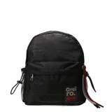 Mochila urbana negra con diseño de costuras geométricas en relieve, bolsillo frontal con cierre, bolsillos laterales de red y parche decorativo con logo de la marca.