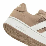 Championes Adidas modelo Grand Court Alpha, color arena con las icónicas tres tiras laterales en blanco. Presentan una combinación de gamuza y malla en la parte superior, con suela de goma blanca y cordones al tono.