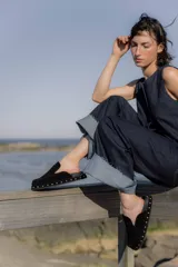 Zueco negro de cuero gamuza con plataforma forrada y tachas plateadas.