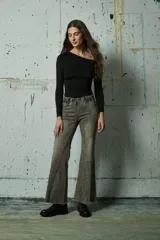 Jean de corte wide leg en color azul oscuro, con tiro medio y ruedo ancho con costura reforzada.
