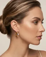 Aros tipo argolla pequeña con diseño de superficie texturizada y acabado bicolor en tono dorado y plateado.
