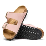 Sandalia Birkenstock modelo Arizona de dos correas con hebillas metálicas ajustables, base de corcho anatómica y suela de goma negra.