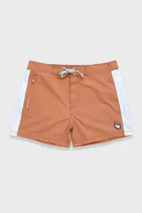 Short de baño color ladrillo con cintura elástica y cordón ajustable. Presenta una franja lateral blanca estilo esmoquin, dos bolsillos laterales y uno trasero con cierre.