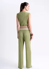 Pantalón plisado de corte palazzo color beige.