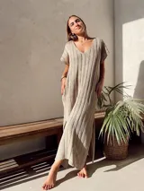 Vestido midi de tejido calado en color beige, con escote en V, mangas cortas y silueta holgada.