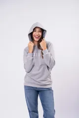 Canguro con capucha de color azul marino, confeccionado en tela deportiva con frizza. Presenta un diseño de calce holgado, mangas largas y puños elásticos.