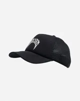 Gorro negro estilo trucker con visera curva y estampado frontal en color blanco.