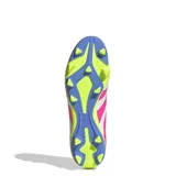 Championes de fútbol Adidas Predator Club, diseñados para césped natural y sintético. Presentan una base blanca con detalles en fucsia, amarillo neón y violeta, con una capellada sintética texturizada para mayor control del balón y suela multiterreno.