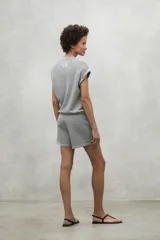 Shorts grises con cintura elástica ajustable y bolsillos laterales.