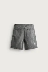Bermuda relaxed fit color marrón con efecto lavado, cinco bolsillos, bolsillos frontales de carpintero y cierre frontal con cremallera y botón.