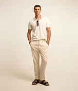 Pantalón masculino relaxed fit confeccionado en oxford de algodón, color beige, con trabillas en la cintura y cordón ajustable con lazo. Cuenta con bolsillos delanteros y traseros.
