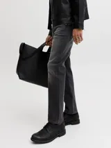 Jean tapered de hombre color negro con acabado lavado, tiro bajo y diseño clásico de cinco bolsillos.