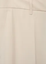 Pantalón de tiro medio con diseño recto y largo, confeccionado en mezcla de viscosa y poliéster. Cuenta con trabillas, dos bolsillos laterales y cierre oculto con botón, gancho y cremallera.