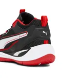 Championes deportivos Puma modelo Playmaker 2023, con diseño en color negro, blanco y rojo. Presentan una estructura de malla transpirable con refuerzos sintéticos, entresuela blanca amortiguada y suela de goma roja con textura antideslizante.