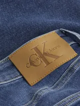 Jeans de tiro alto Calvin Klein, corte super skinny hasta el tobillo, confeccionado en denim de algodón y elastano. Diseño de cinco bolsillos, bragueta con cremallera y herrajes con logo de la marca.
