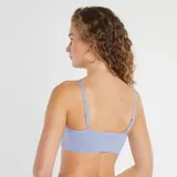 Pack de dos tops tipo bralette de tejido acanalado, uno en color blanco y otro en color azul. Presentan escote redondo, tirantes finos ajustables y diseño sin costuras.