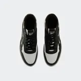 Championes Reebok BB 1000 de cuero sintético blanco y negro, con logo Reebok en el lateral.