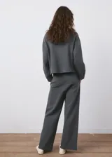 Pantalón de piqué color gris oscuro, de corte recto y holgado con pinzas en la parte delantera y cintura elástica.
