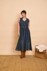Vestido midi marrón oscuro sin mangas, con escote en V y cinto ajustable en la cintura.