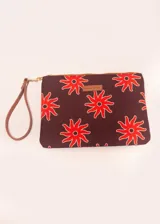 Sobre de algodón a rayas verticales de colores naranja, rosa, marrón, rojo y blanco. Tiene cierre superior con cremallera y tira de cuero marrón para la muñeca.