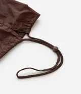 Campera puffer acolchada de corte relajado, con cuello alto, cierre frontal de cremallera y bolsillos laterales. Confeccionada en microfibra de poliamida ultraligera, resistente al agua y respirable.