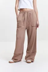 Pantalón de felpa negro con cintura elastizada ajustable, bolsillos laterales y corte acampanado.