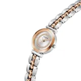 Reloj analógico Guess modelo Leena con caja de 27 mm en tono rose gold y esfera plateada con detalles de cristales. Presenta una correa de acero inoxidable bicolor con eslabones centrales esféricos en tono rose gold y laterales plateados.