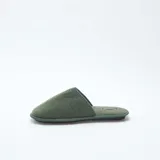 Zapatillas de estar por casa tipo mule, confeccionadas en tejido de fieltro color verde kaki, con suela plana y diseño cerrado en la parte delantera.