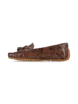 Mocasín estilo slip-on con estampado imitación piel de serpiente en tonos marrones. Presenta detalle de flecos y herraje metálico dorado en el empeine, y suela de goma segmentada.