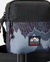 Morral Rip Curl modelo No Idea Pouch Search Camo, confeccionado en poliéster con diseño estampado de montañas y tecnología Hydroprotech. Cuenta con correa ajustable para el hombro y múltiples compartimentos con cierre.