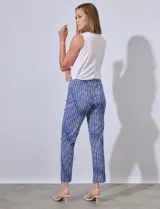 Pantalón de gabardina elastizada con estampado floral multicolor, marca Zac & Rachel. Modelo recto con pretina ancha elastizada.