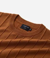 Remera slim de manga corta con cuello redondo, confeccionada en tejido de viscosa con textura de rayas verticales.