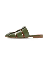 Sandalias tipo mule de cuero color verde oliva, con diseño de tiras entrelazadas en el empeine y punta cerrada. Poseen suela plana y taco bajo.