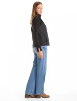 Chaleco capitoneado color verde oliva, con cuello alto, cierre frontal completo y bolsillos laterales. El interior está completamente forrado en símil piel para mayor calidez.