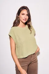 Chaleco sin mangas de tejido de punto color rosado pálido, con textura calada y acabado lurex, corte al cuerpo y cuello redondo.