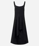Vestido midi asim&eacute;trico de color negro, con escote cuadrado, breteles anchos regulables y panel frontal superpuesto.