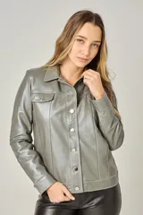 Campera estilo jeanera confeccionada en cuero ovino italiano color peltre, con cierre frontal de botones metálicos, bolsillos superiores con solapa y costuras a la vista.