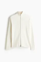 Saco de punto acanalado color blanco, con cuello elevado y cierre bidireccional delantero, de manga larga y corte ajustado.