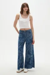 Pantalon de jean de tiro alto con corte ancho y estampado floral en tonos azules. Cuenta con bolsillos laterales y traseros.