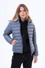Campera puffer ultraliviana con capucha, cierre frontal y diseño acolchado horizontal. Incluye bolsa de guardado.