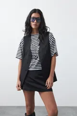 Chaleco sastrero de corte recto y escote en V, con cierre frontal de botones. Presenta una estructura firme y líneas definidas, ideal para un estilo sofisticado y urbano.