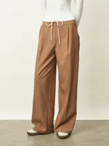 Pantalón de vestir color tostado, de corte recto y pierna ancha, con cintura elástica y cordón ajustable frontal.