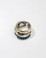 Anillo de plata 925 con dublé de oro, con zirconias azules y blancas.